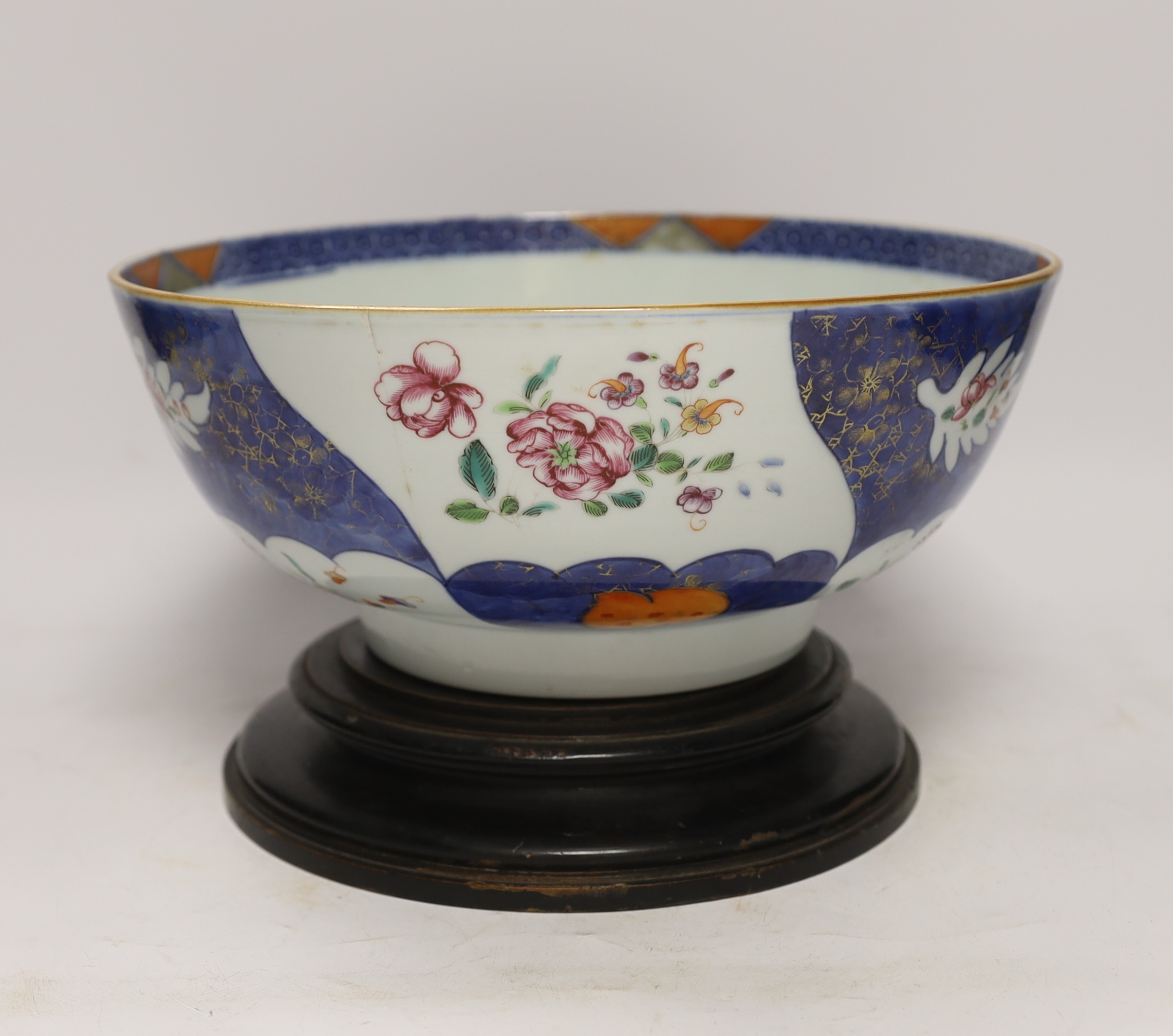 A large 18th century Chinese Export porcelain bowl, on associated stand, 28cm diameter